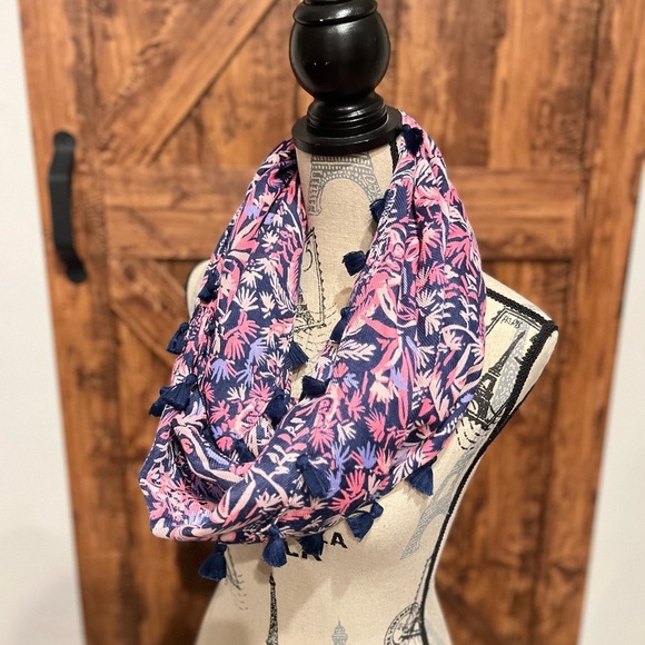 Lilly Pulitzer women’s resort pink and white infinity loop scarf NWOT - Picture 3 of 4